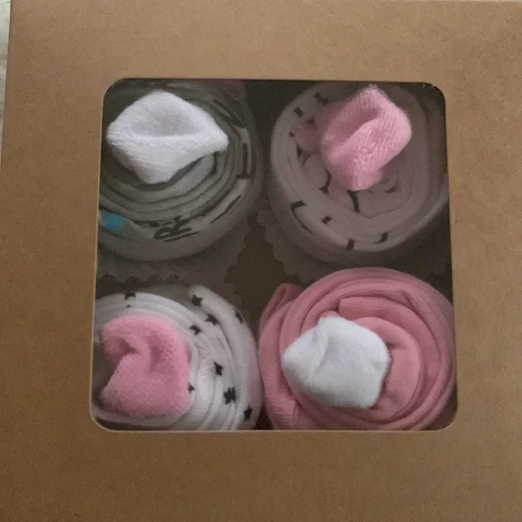 🧁Onesie & Socks Baby Girl Gift “CUPCAKES!” Onesies & Baby Socks Cupcake 4ct Box - Picture 1 of 13